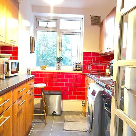 Room With King Size Bed And Shared Kitchen เรนส์พาร์ค ภายนอก รูปภาพ
