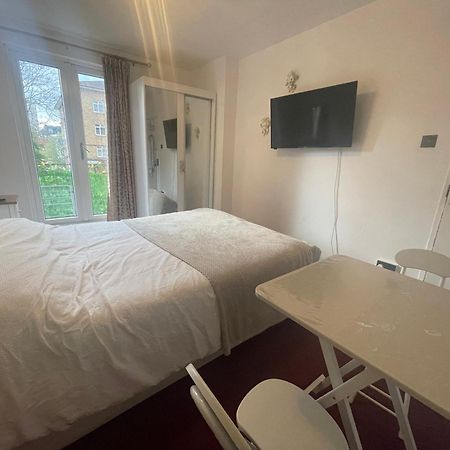 Room With King Size Bed And Shared Kitchen เรนส์พาร์ค ภายนอก รูปภาพ