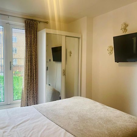Room With King Size Bed And Shared Kitchen เรนส์พาร์ค ภายนอก รูปภาพ