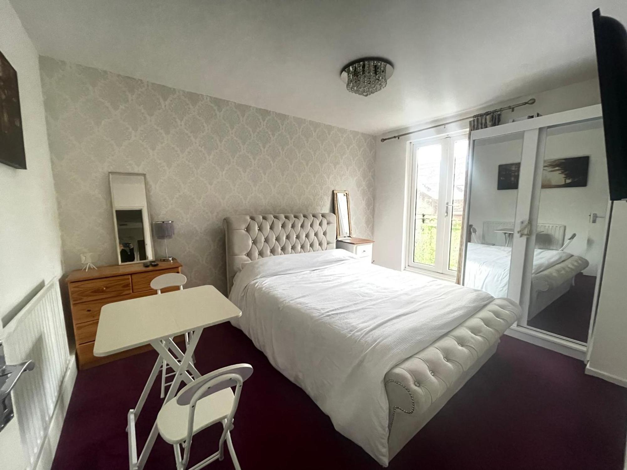 Room With King Size Bed And Shared Kitchen เรนส์พาร์ค ภายนอก รูปภาพ