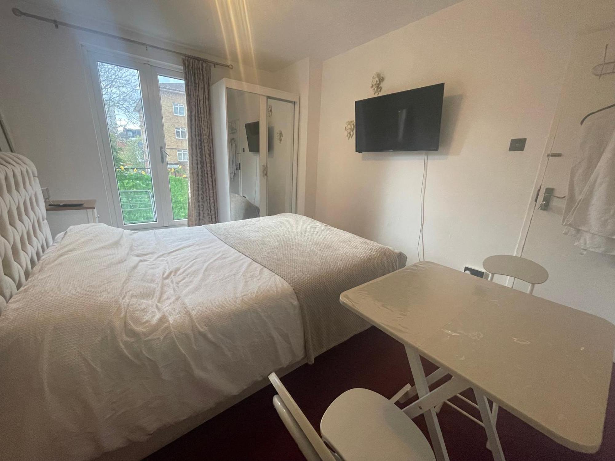 Room With King Size Bed And Shared Kitchen เรนส์พาร์ค ภายนอก รูปภาพ