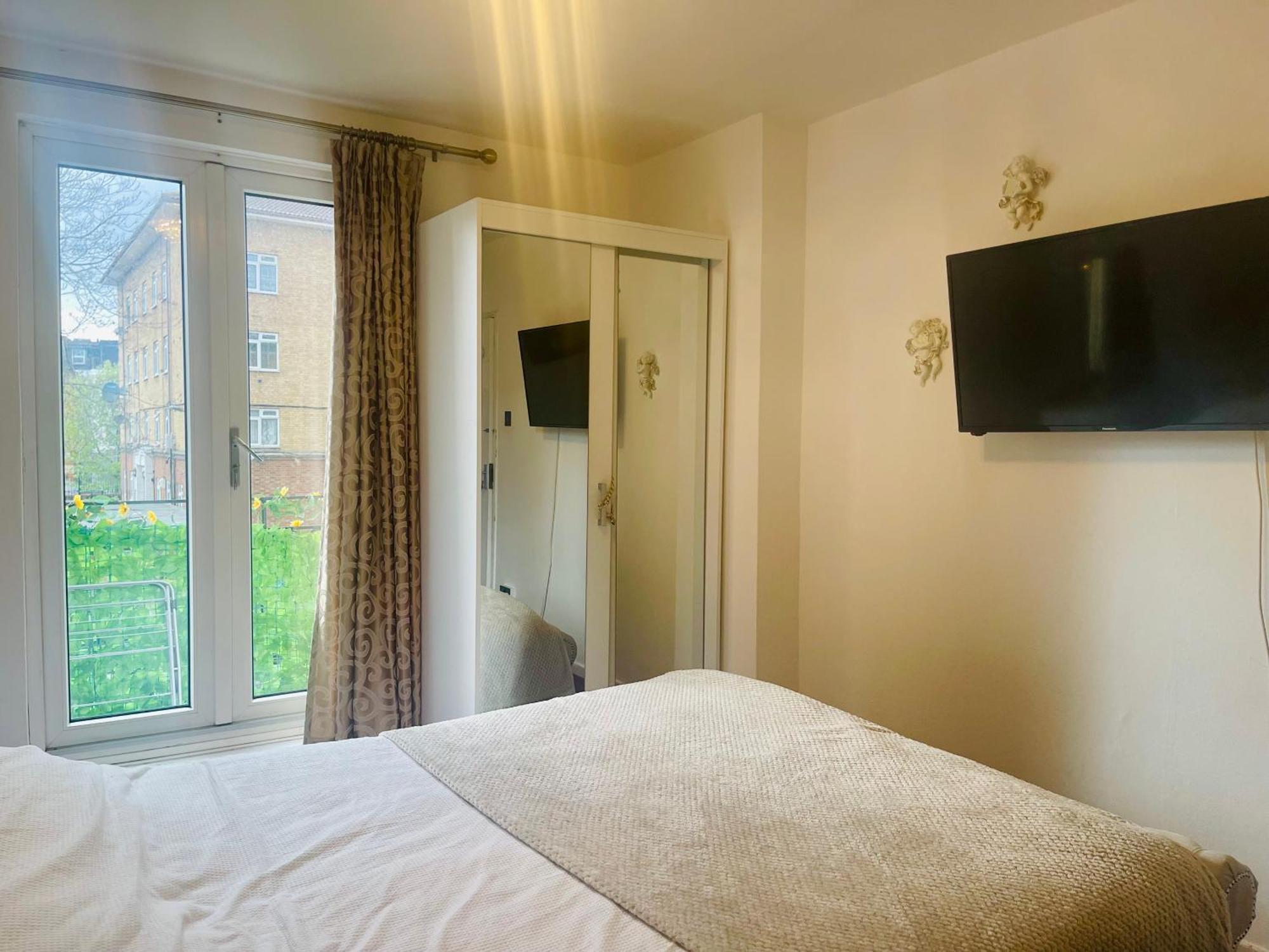 Room With King Size Bed And Shared Kitchen เรนส์พาร์ค ภายนอก รูปภาพ